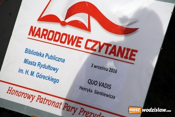 Zdjęcie w galerii na portalu naszwodzislaw.com: Narodowe Czytanie na rydułtowskim rynku  wiadomości z regionu