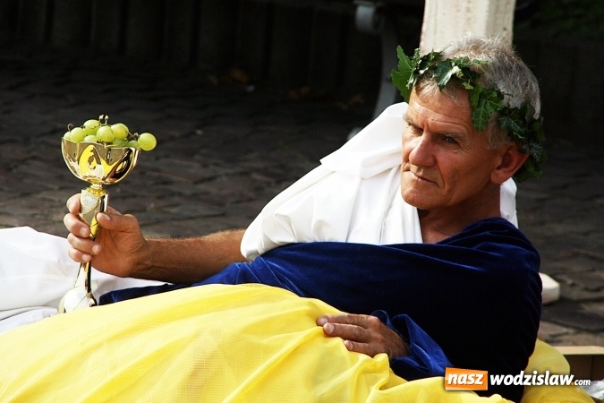 Zdjęcie w galerii na portalu naszwodzislaw.com: Narodowe Czytanie na rydułtowskim rynku  wiadomości z regionu