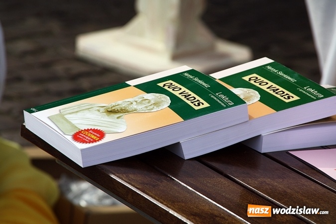 Zdjęcie w galerii na portalu naszwodzislaw.com: Narodowe Czytanie na rydułtowskim rynku  wiadomości z regionu