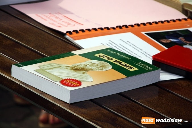 Zdjęcie w galerii na portalu naszwodzislaw.com: Narodowe Czytanie na rydułtowskim rynku  wiadomości z regionu