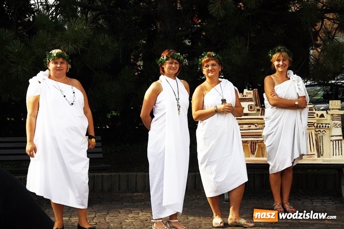 Zdjęcie w galerii na portalu naszwodzislaw.com: Narodowe Czytanie na rydułtowskim rynku  wiadomości z regionu