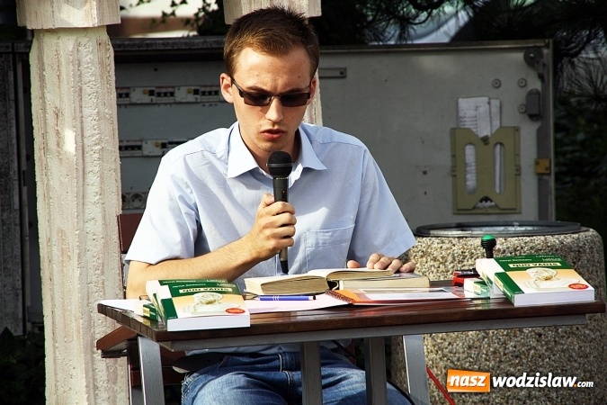 Zdjęcie w galerii na portalu naszwodzislaw.com: Narodowe Czytanie na rydułtowskim rynku  wiadomości z regionu