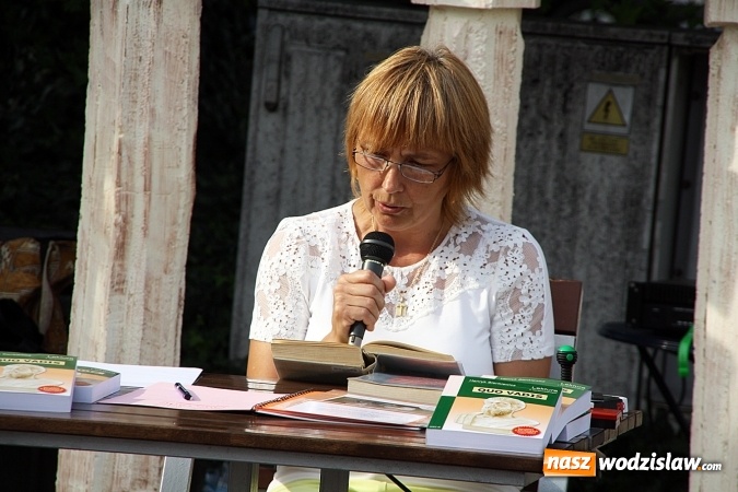 Zdjęcie w galerii na portalu naszwodzislaw.com: Narodowe Czytanie na rydułtowskim rynku  wiadomości z regionu