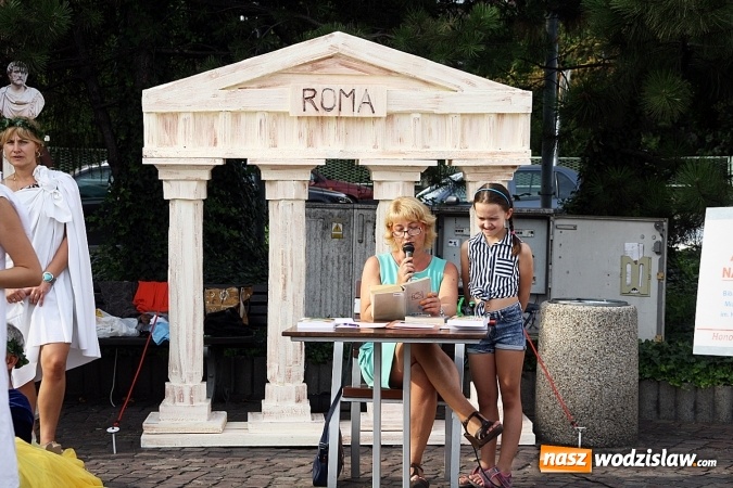 Zdjęcie w galerii na portalu naszwodzislaw.com: Narodowe Czytanie na rydułtowskim rynku  wiadomości z regionu