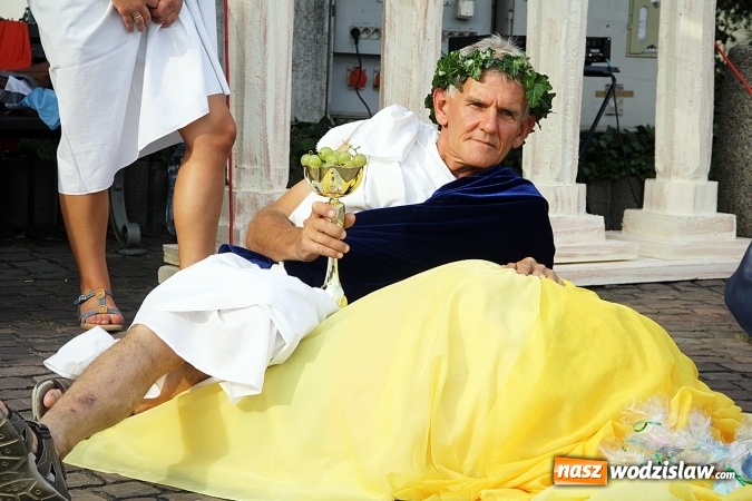 Zdjęcie w galerii na portalu naszwodzislaw.com: Narodowe Czytanie na rydułtowskim rynku  wiadomości z regionu