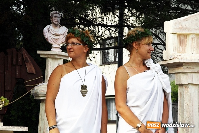 Zdjęcie w galerii na portalu naszwodzislaw.com: Narodowe Czytanie na rydułtowskim rynku  wiadomości z regionu