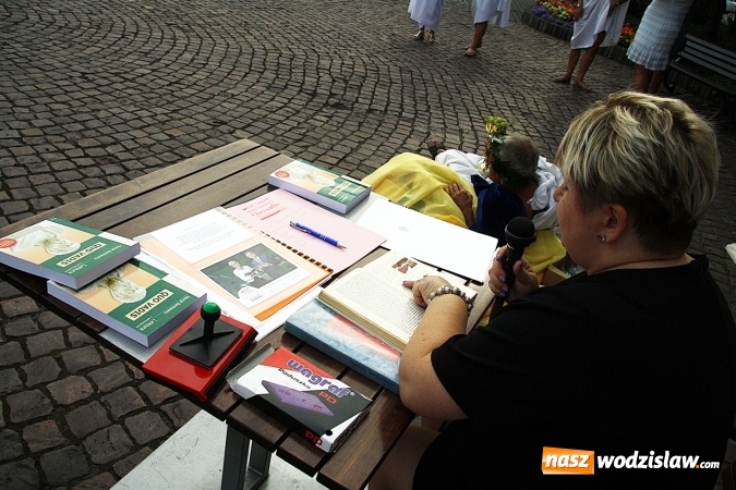 Zdjęcie w galerii na portalu naszwodzislaw.com: Narodowe Czytanie na rydułtowskim rynku  wiadomości z regionu