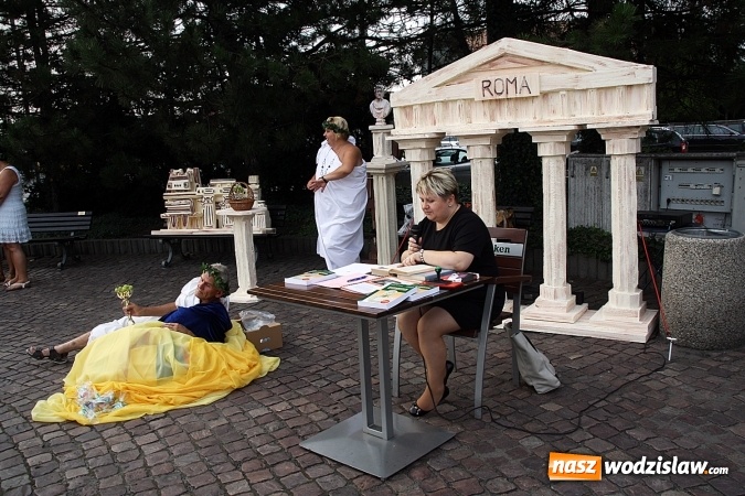 Zdjęcie w galerii na portalu naszwodzislaw.com: Narodowe Czytanie na rydułtowskim rynku  wiadomości z regionu