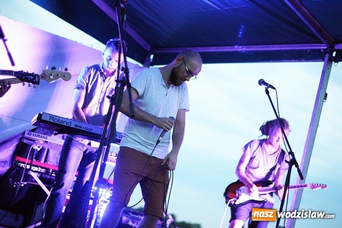 Zdjęcie w galerii na portalu naszwodzislaw.com: I Memoriał im. Henryka Dudka, czyli pożegnanie lata w Gorzycach. Mimo deszczu i chłodu zespół Tabu rozgrzał publiczność  wiadomości z regionu