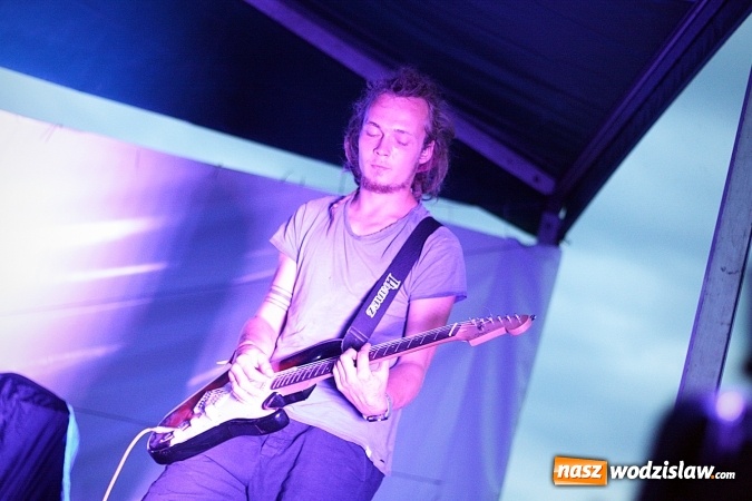 Zdjęcie w galerii na portalu naszwodzislaw.com: I Memoriał im. Henryka Dudka, czyli pożegnanie lata w Gorzycach. Mimo deszczu i chłodu zespół Tabu rozgrzał publiczność  wiadomości z regionu