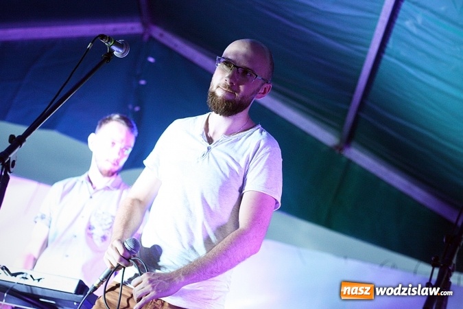 Zdjęcie w galerii na portalu naszwodzislaw.com: I Memoriał im. Henryka Dudka, czyli pożegnanie lata w Gorzycach. Mimo deszczu i chłodu zespół Tabu rozgrzał publiczność  wiadomości z regionu