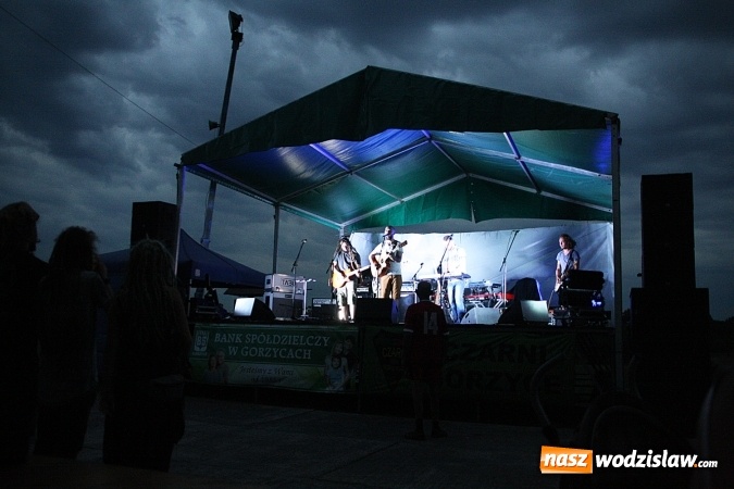 Zdjęcie w galerii na portalu naszwodzislaw.com: I Memoriał im. Henryka Dudka, czyli pożegnanie lata w Gorzycach. Mimo deszczu i chłodu zespół Tabu rozgrzał publiczność  wiadomości z regionu