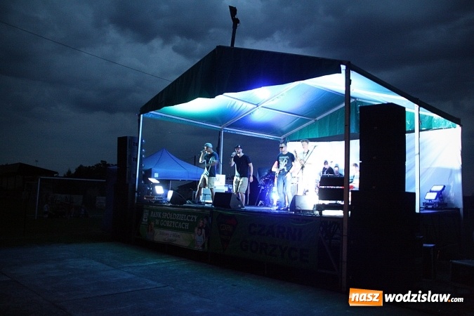 Zdjęcie w galerii na portalu naszwodzislaw.com: I Memoriał im. Henryka Dudka, czyli pożegnanie lata w Gorzycach. Mimo deszczu i chłodu zespół Tabu rozgrzał publiczność  wiadomości z regionu