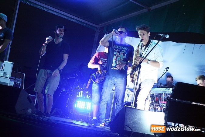 Zdjęcie w galerii na portalu naszwodzislaw.com: I Memoriał im. Henryka Dudka, czyli pożegnanie lata w Gorzycach. Mimo deszczu i chłodu zespół Tabu rozgrzał publiczność  wiadomości z regionu