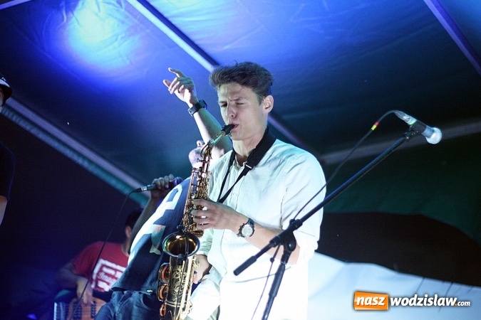 Zdjęcie w galerii na portalu naszwodzislaw.com: I Memoriał im. Henryka Dudka, czyli pożegnanie lata w Gorzycach. Mimo deszczu i chłodu zespół Tabu rozgrzał publiczność  wiadomości z regionu