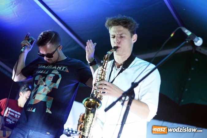 Zdjęcie w galerii na portalu naszwodzislaw.com: I Memoriał im. Henryka Dudka, czyli pożegnanie lata w Gorzycach. Mimo deszczu i chłodu zespół Tabu rozgrzał publiczność  wiadomości z regionu