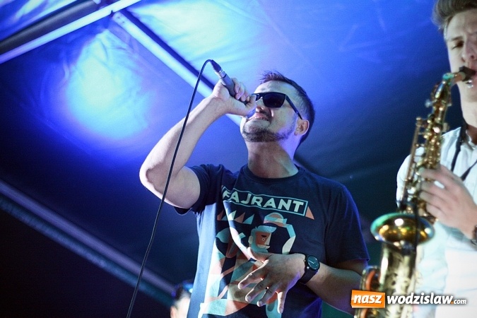 Zdjęcie w galerii na portalu naszwodzislaw.com: I Memoriał im. Henryka Dudka, czyli pożegnanie lata w Gorzycach. Mimo deszczu i chłodu zespół Tabu rozgrzał publiczność  wiadomości z regionu