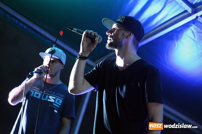 Zdjęcie w galerii na portalu naszwodzislaw.com: I Memoriał im. Henryka Dudka, czyli pożegnanie lata w Gorzycach. Mimo deszczu i chłodu zespół Tabu rozgrzał publiczność  wiadomości z regionu