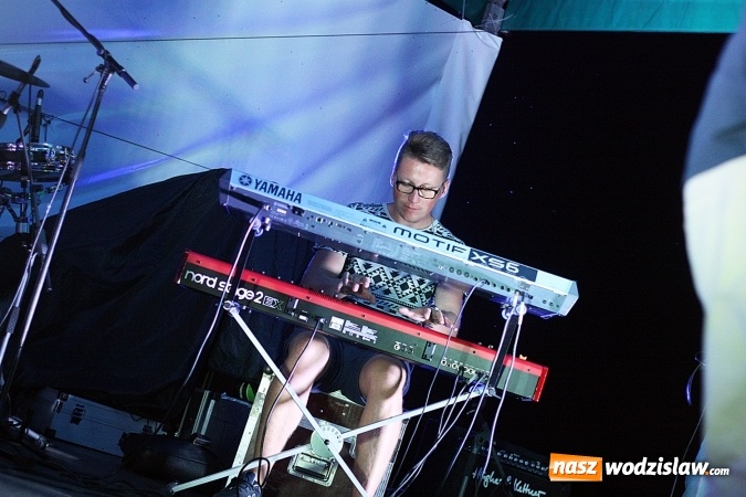 Zdjęcie w galerii na portalu naszwodzislaw.com: I Memoriał im. Henryka Dudka, czyli pożegnanie lata w Gorzycach. Mimo deszczu i chłodu zespół Tabu rozgrzał publiczność  wiadomości z regionu