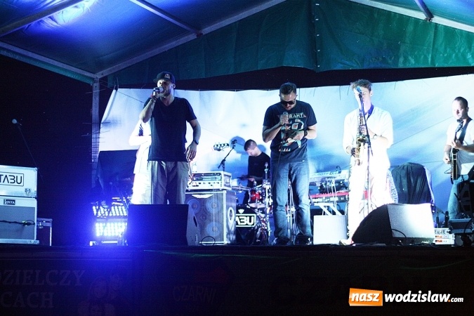 Zdjęcie w galerii na portalu naszwodzislaw.com: I Memoriał im. Henryka Dudka, czyli pożegnanie lata w Gorzycach. Mimo deszczu i chłodu zespół Tabu rozgrzał publiczność  wiadomości z regionu
