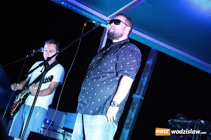 Zdjęcie w galerii na portalu naszwodzislaw.com: I Memoriał im. Henryka Dudka, czyli pożegnanie lata w Gorzycach. Mimo deszczu i chłodu zespół Tabu rozgrzał publiczność  wiadomości z regionu