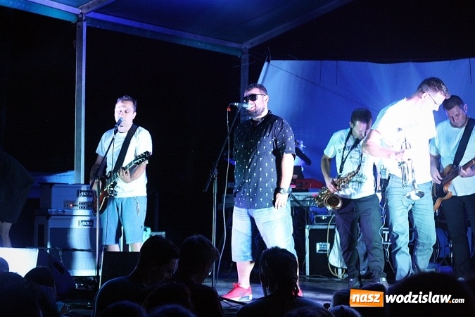 Zdjęcie w galerii na portalu naszwodzislaw.com: I Memoriał im. Henryka Dudka, czyli pożegnanie lata w Gorzycach. Mimo deszczu i chłodu zespół Tabu rozgrzał publiczność  wiadomości z regionu