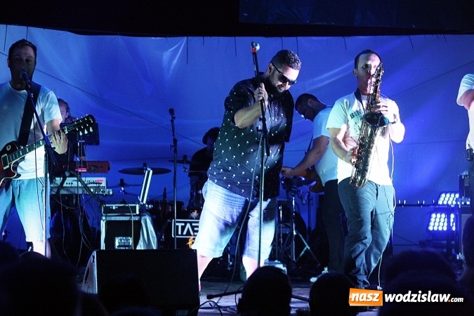 Zdjęcie w galerii na portalu naszwodzislaw.com: I Memoriał im. Henryka Dudka, czyli pożegnanie lata w Gorzycach. Mimo deszczu i chłodu zespół Tabu rozgrzał publiczność  wiadomości z regionu