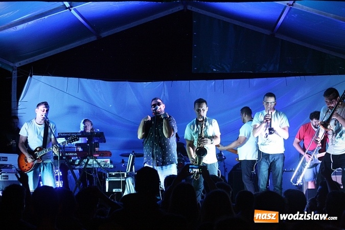 Zdjęcie w galerii na portalu naszwodzislaw.com: I Memoriał im. Henryka Dudka, czyli pożegnanie lata w Gorzycach. Mimo deszczu i chłodu zespół Tabu rozgrzał publiczność  wiadomości z regionu