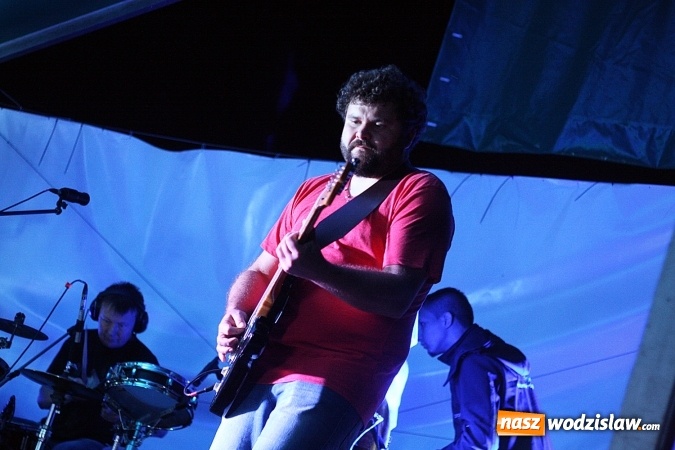 Zdjęcie w galerii na portalu naszwodzislaw.com: I Memoriał im. Henryka Dudka, czyli pożegnanie lata w Gorzycach. Mimo deszczu i chłodu zespół Tabu rozgrzał publiczność  wiadomości z regionu