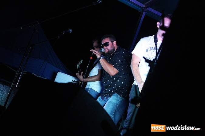 Zdjęcie w galerii na portalu naszwodzislaw.com: I Memoriał im. Henryka Dudka, czyli pożegnanie lata w Gorzycach. Mimo deszczu i chłodu zespół Tabu rozgrzał publiczność  wiadomości z regionu