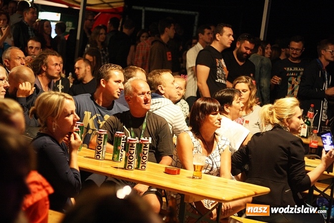 Zdjęcie w galerii na portalu naszwodzislaw.com: I Memoriał im. Henryka Dudka, czyli pożegnanie lata w Gorzycach. Mimo deszczu i chłodu zespół Tabu rozgrzał publiczność  wiadomości z regionu