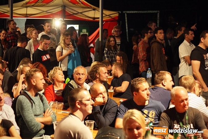 Zdjęcie w galerii na portalu naszwodzislaw.com: I Memoriał im. Henryka Dudka, czyli pożegnanie lata w Gorzycach. Mimo deszczu i chłodu zespół Tabu rozgrzał publiczność  wiadomości z regionu