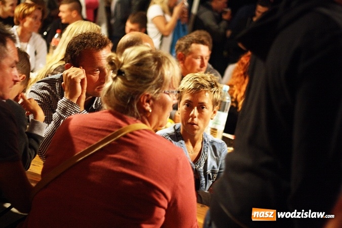 Zdjęcie w galerii na portalu naszwodzislaw.com: I Memoriał im. Henryka Dudka, czyli pożegnanie lata w Gorzycach. Mimo deszczu i chłodu zespół Tabu rozgrzał publiczność  wiadomości z regionu