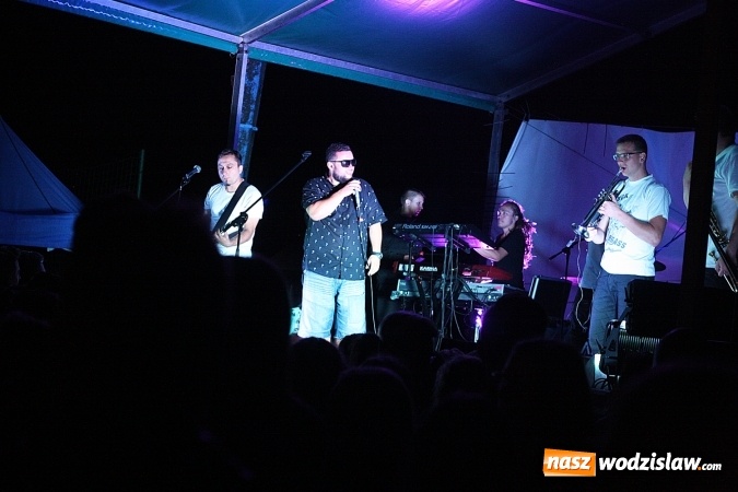 Zdjęcie w galerii na portalu naszwodzislaw.com: I Memoriał im. Henryka Dudka, czyli pożegnanie lata w Gorzycach. Mimo deszczu i chłodu zespół Tabu rozgrzał publiczność  wiadomości z regionu