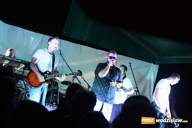 Zdjęcie w galerii na portalu naszwodzislaw.com: I Memoriał im. Henryka Dudka, czyli pożegnanie lata w Gorzycach. Mimo deszczu i chłodu zespół Tabu rozgrzał publiczność  wiadomości z regionu