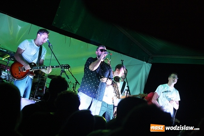 Zdjęcie w galerii na portalu naszwodzislaw.com: I Memoriał im. Henryka Dudka, czyli pożegnanie lata w Gorzycach. Mimo deszczu i chłodu zespół Tabu rozgrzał publiczność  wiadomości z regionu
