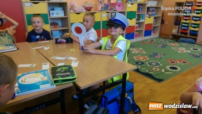Zdjęcie w galerii na portalu naszwodzislaw.com: Mundurowi z wizytami w szkołach i przedszkolach  wiadomości z regionu
