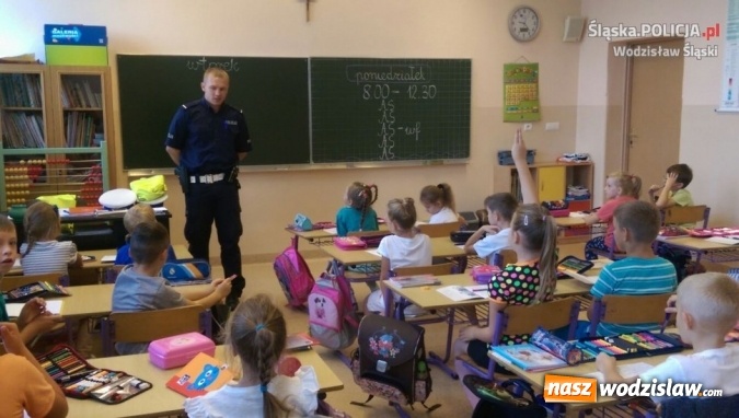 Zdjęcie w galerii na portalu naszwodzislaw.com: Mundurowi z wizytami w szkołach i przedszkolach  wiadomości z regionu