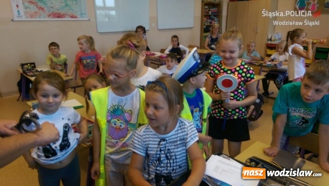 Zdjęcie w galerii na portalu naszwodzislaw.com: Mundurowi z wizytami w szkołach i przedszkolach  wiadomości z regionu