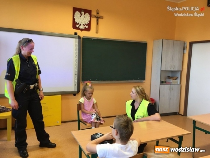 Zdjęcie w galerii na portalu naszwodzislaw.com: Mundurowi z wizytami w szkołach i przedszkolach  wiadomości z regionu