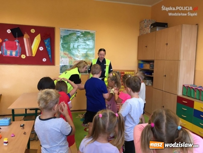 Zdjęcie w galerii na portalu naszwodzislaw.com: Mundurowi z wizytami w szkołach i przedszkolach  wiadomości z regionu