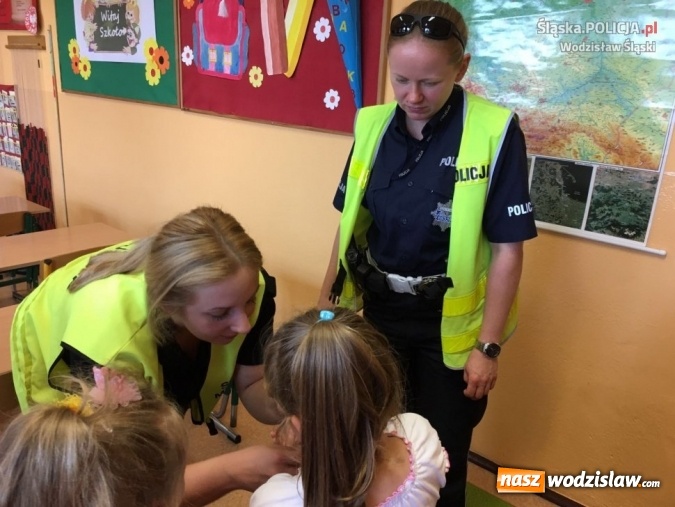 Zdjęcie w galerii na portalu naszwodzislaw.com: Mundurowi z wizytami w szkołach i przedszkolach  wiadomości z regionu