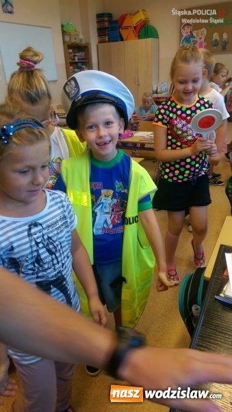 Zdjęcie w galerii na portalu naszwodzislaw.com: Mundurowi z wizytami w szkołach i przedszkolach  wiadomości z regionu