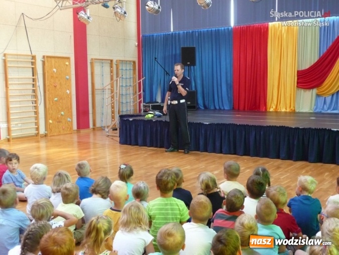 Zdjęcie w galerii na portalu naszwodzislaw.com: Witaj szkoło! Policjanci edukują dzieci wiadomości z regionu