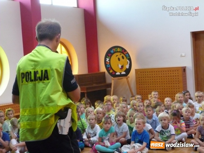 Zdjęcie w galerii na portalu naszwodzislaw.com: Witaj szkoło! Policjanci edukują dzieci wiadomości z regionu