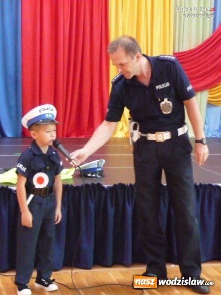 Zdjęcie w galerii na portalu naszwodzislaw.com: Witaj szkoło! Policjanci edukują dzieci wiadomości z regionu