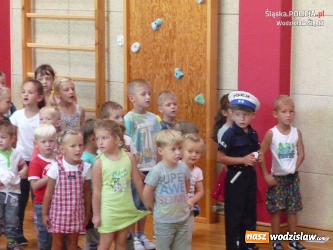 Zdjęcie w galerii na portalu naszwodzislaw.com: Witaj szkoło! Policjanci edukują dzieci wiadomości z regionu
