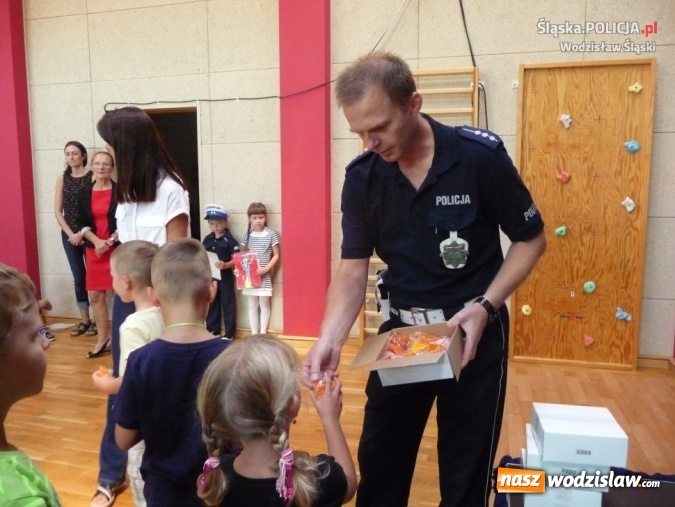 Zdjęcie w galerii na portalu naszwodzislaw.com: Witaj szkoło! Policjanci edukują dzieci wiadomości z regionu