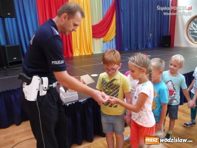 Zdjęcie w galerii na portalu naszwodzislaw.com: Witaj szkoło! Policjanci edukują dzieci wiadomości z regionu