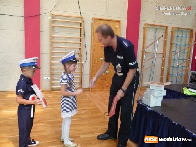 Zdjęcie w galerii na portalu naszwodzislaw.com: Witaj szkoło! Policjanci edukują dzieci wiadomości z regionu